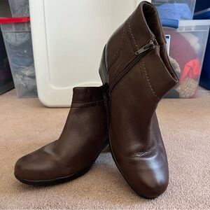 Clarks bendables Zipper Detail Ankle Boot